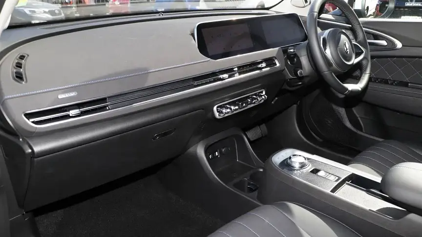 ora good cat black interior 1