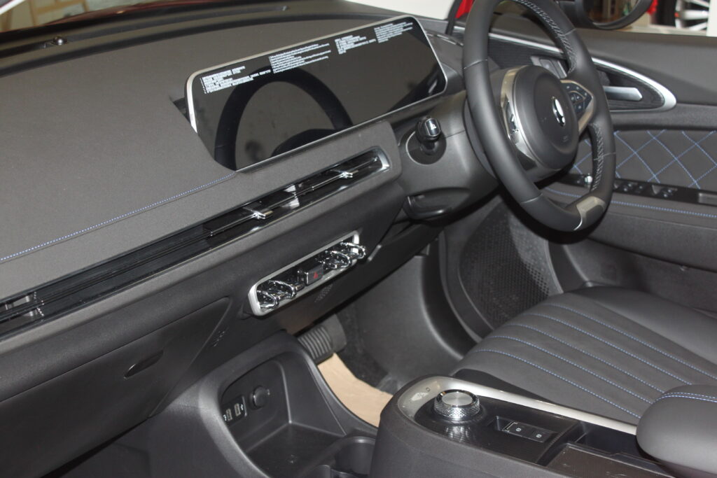 Ora Good Cat Black Interior